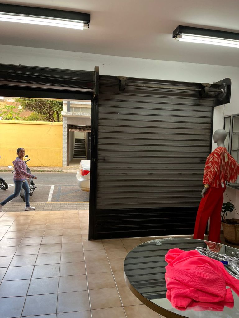 APARTAMENTO E CÔMODO COMERCIAL – CENTRO